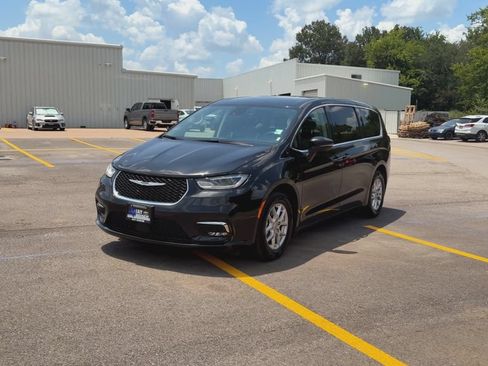 Used 2023 Chrysler Pacifica Touring-L FWD image 4