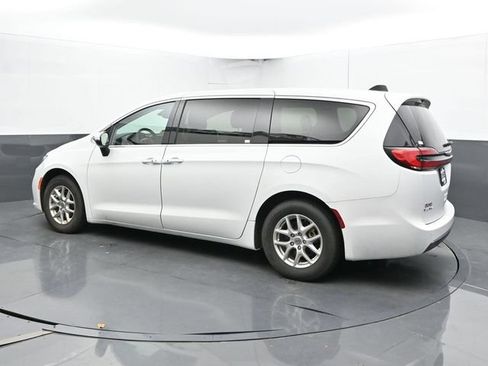Used 2023 Chrysler Pacifica Touring-L FWD image 9