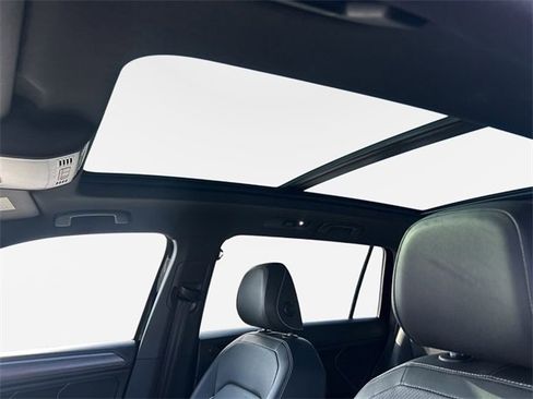 Used 2023 Volkswagen Tiguan SEL R-Line image 9