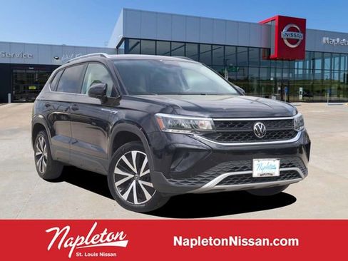 Used 2024 Volkswagen Taos SE FWD image 1