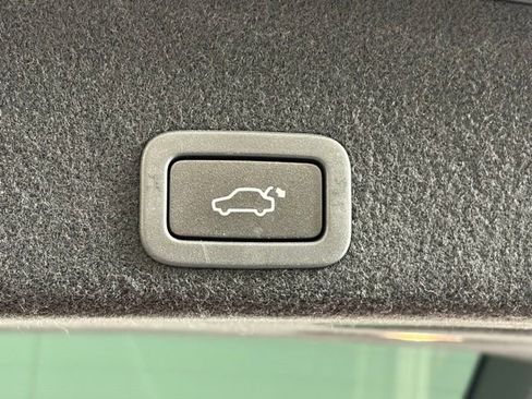 Used 2017 Volvo XC60 T6 Dynamic w/ Advanced Package image 32