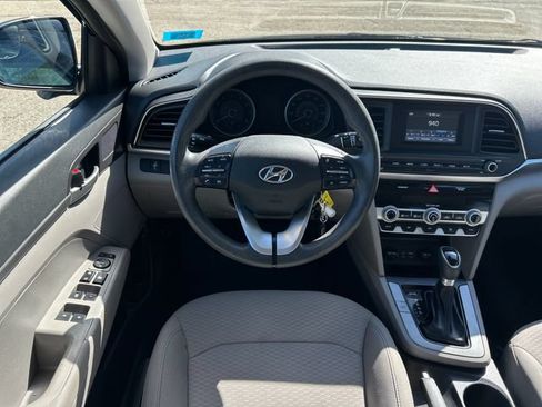 Used 2020 Hyundai Elantra SE w/ Winter Weather Package FWD image 17