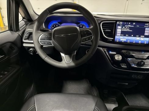 Used 2025 Chrysler Pacifica Select FWD image 11