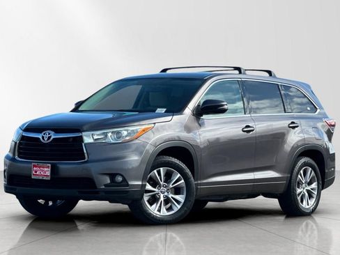 Used 2016 Toyota Highlander Plus FWD image 1