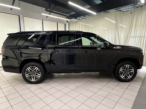 Used 2025 Chevrolet Suburban Z71 image 3