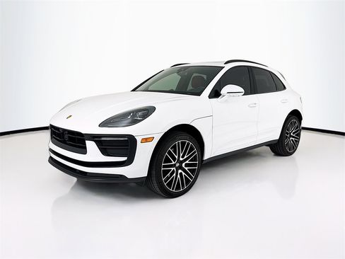 Certified 2025 Porsche Macan image 1