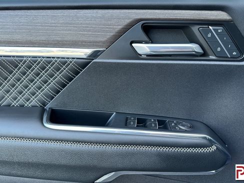 Used 2024 GMC Acadia Denali image 11