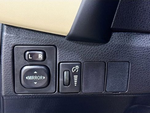 Used 2018 Toyota Corolla LE image 12