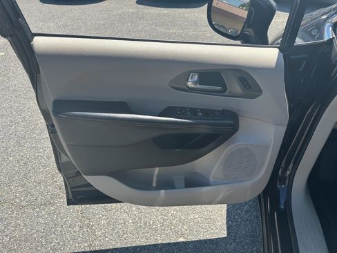 Used 2022 Chrysler Pacifica Touring-L image 10