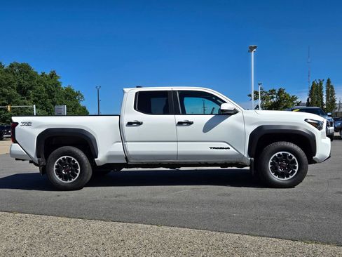 Used 2025 Toyota Tacoma TRD Off-Road AWD/4WD image 7