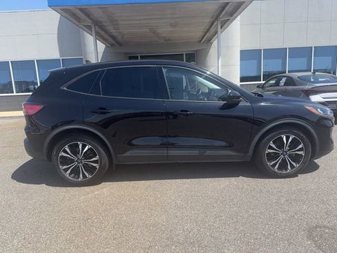 Used 2021 Ford Escape SE w/ SE Sport Appearance Package image 2