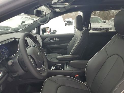 New 2026 Chrysler Pacifica Limited w/ Trailer Tow Group image 19