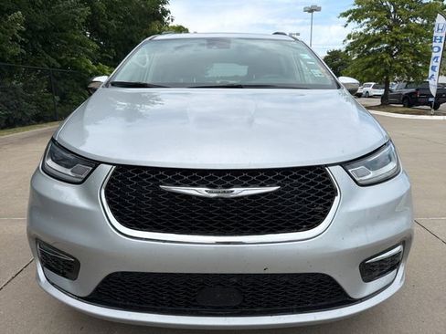 Used 2023 Chrysler Pacifica Limited FWD image 8