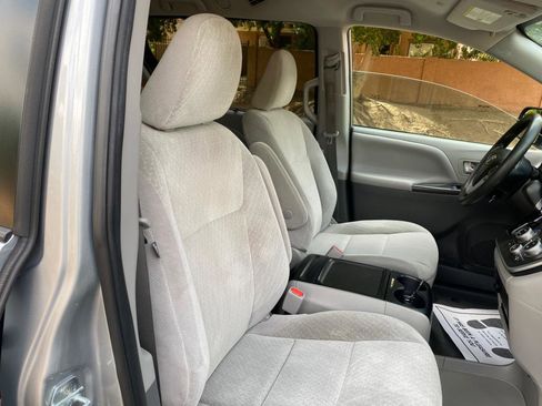 Used 2020 Toyota Sienna LE w/ LE Preferred Package image 52