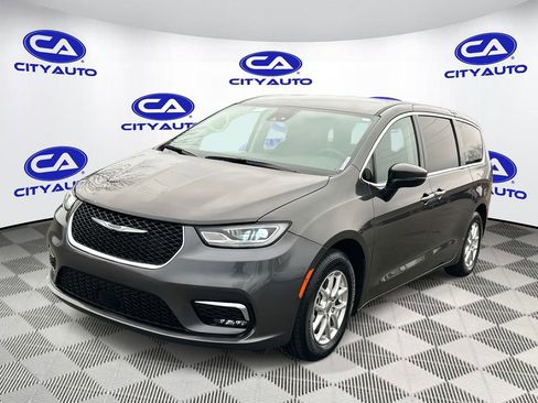 Used 2023 Chrysler Pacifica Touring-L image 9