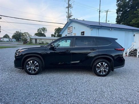 Used 2023 Toyota Highlander XLE AWD/4WD image 3
