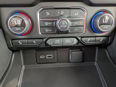 Used 2024 Chevrolet Tahoe Z71 w/ Luxury Package image 28