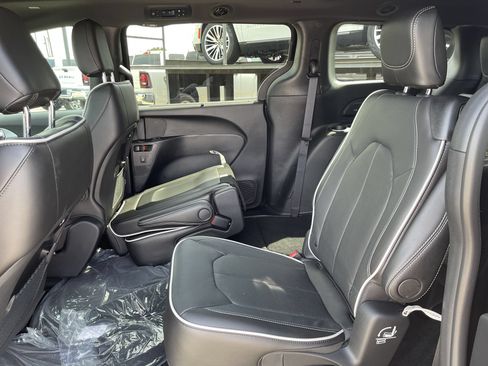 New 2025 Chrysler Pacifica Limited FWD image 35
