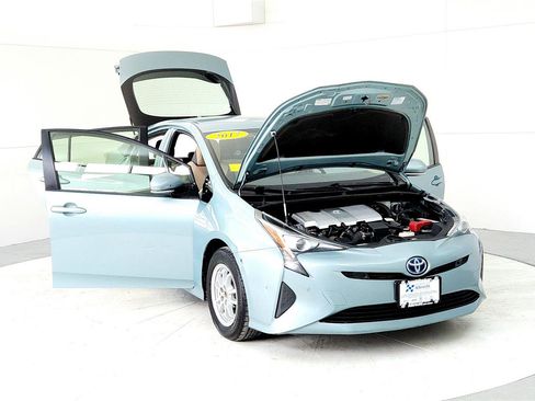 Used 2017 Toyota Prius Two image 9