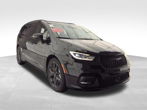 Used 2025 Chrysler Pacifica Limited FWD image 4