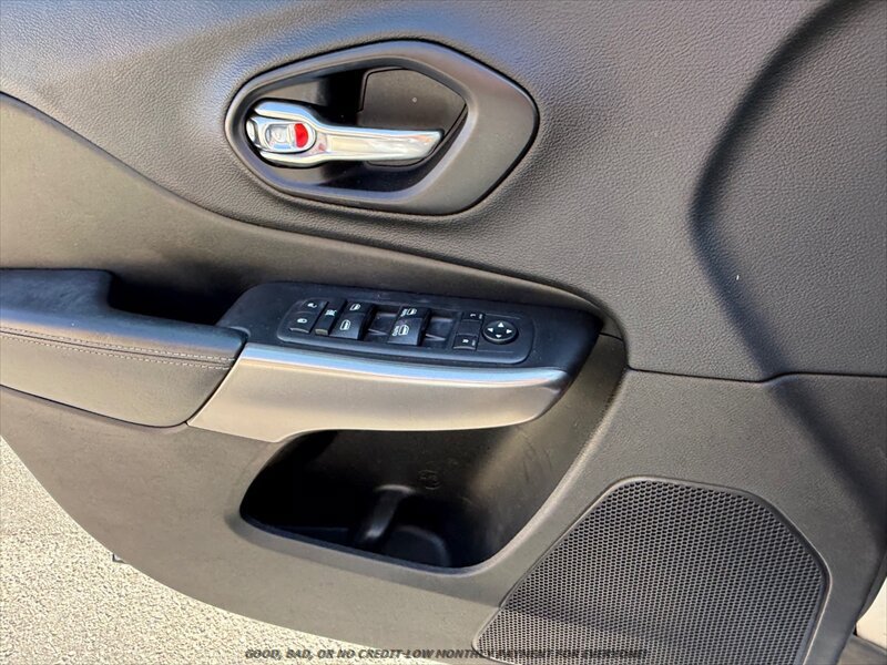 Used 2019 Jeep Cherokee Latitude Plus AWD/4WD image 22