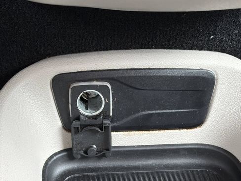 Used 2023 Chrysler Pacifica Touring-L FWD image 7