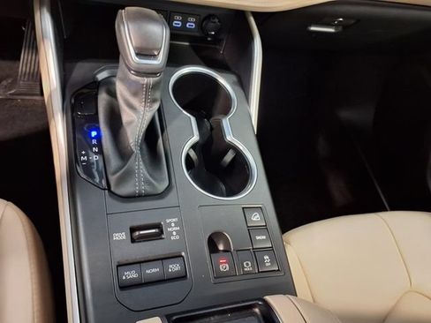 Used 2024 Toyota Highlander XLE AWD/4WD image 13