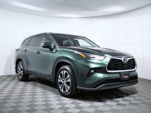 Used 2023 Toyota Highlander XLE AWD/4WD image 1