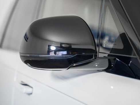 Used 2025 Land Rover Range Rover SE image 18