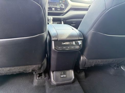 Used 2022 Toyota Highlander XLE image 40