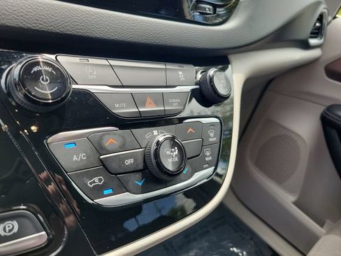 Used 2023 Chrysler Voyager LX FWD image 31