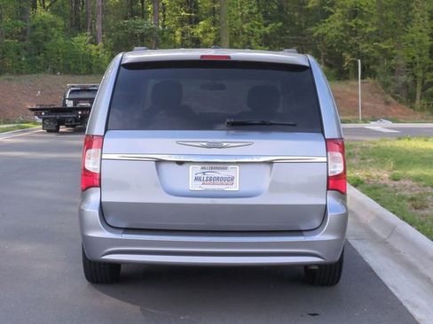 Used 2015 Chrysler Town & Country Touring w/ Driver Convenience Group FWD image 12