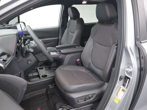 Used 2025 Toyota Sienna XSE w/ XSE Premium Package FWD image 17