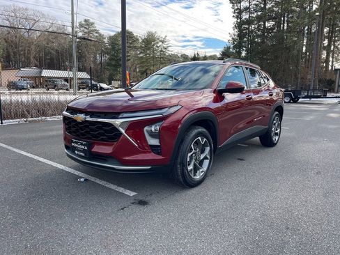 Used 2025 Chevrolet Trax LT image 1