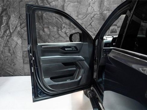 Used 2025 Chevrolet Suburban Z71 image 4