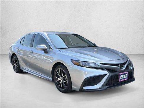 Used 2024 Toyota Camry SE FWD image 3