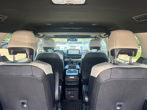 Used 2026 Toyota Sienna Platinum AWD/4WD image 9