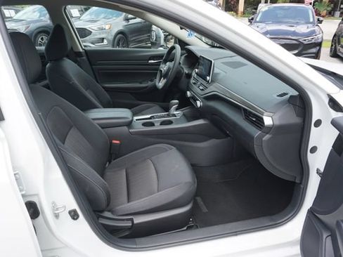 Used 2025 Nissan Altima 2.5 SV FWD image 3