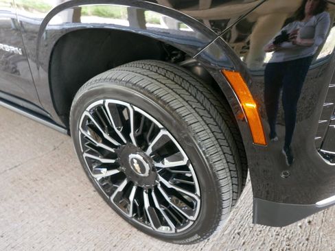 Used 2025 Chevrolet Suburban High Country AWD/4WD image 52