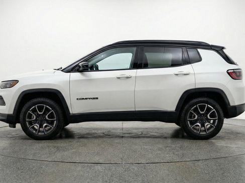 Used 2025 Jeep Compass Trailhawk w/ Trailer Tow Group AWD/4WD image 5