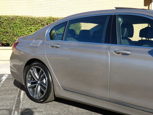 Used 2020 BMW 750i xDrive w/ Executive Package image 6