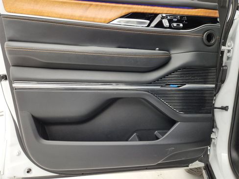 Used 2022 Jeep Grand Wagoneer Series III image 19