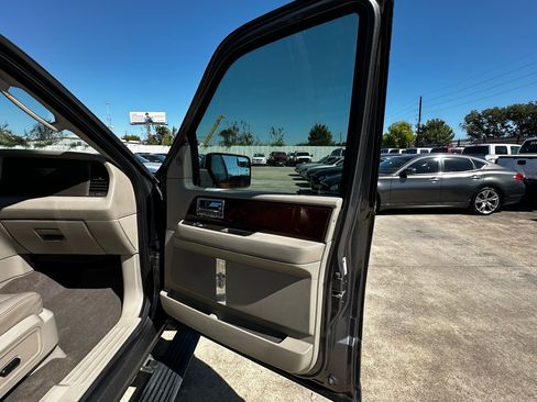 Used 2012 Lincoln Navigator 2WD image 34