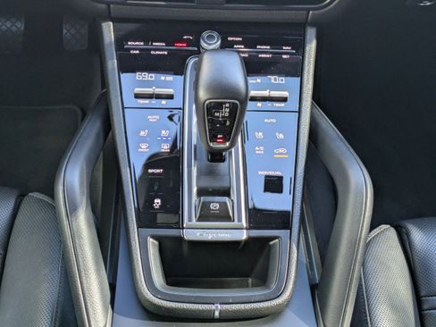 Used 2020 Porsche Cayenne image 32