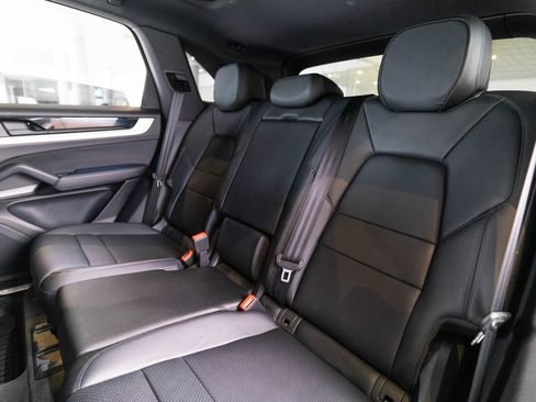 Certified 2025 Porsche Cayenne AWD/4WD image 36
