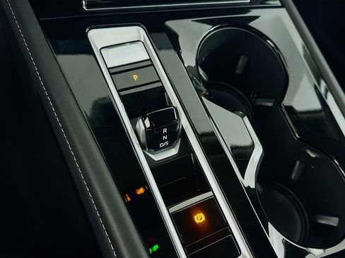 Used 2025 Volkswagen Atlas SE image 24