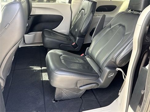 Used 2020 Chrysler Pacifica Touring-L image 14