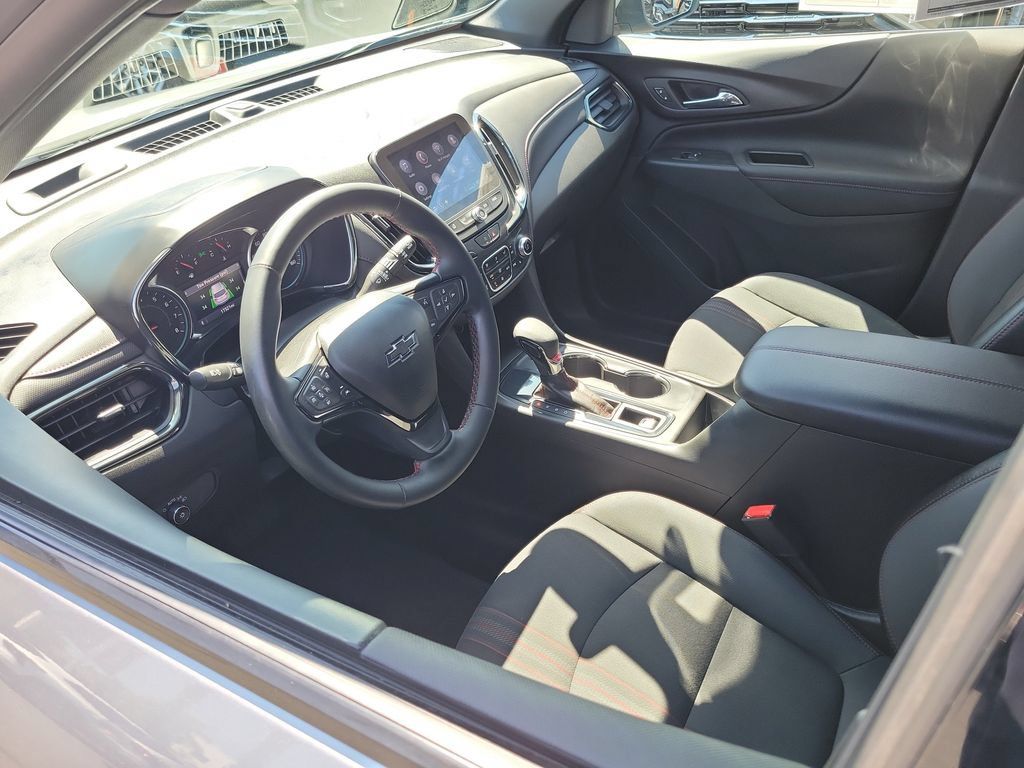 Used 2023 Chevrolet Equinox RS FWD image 3