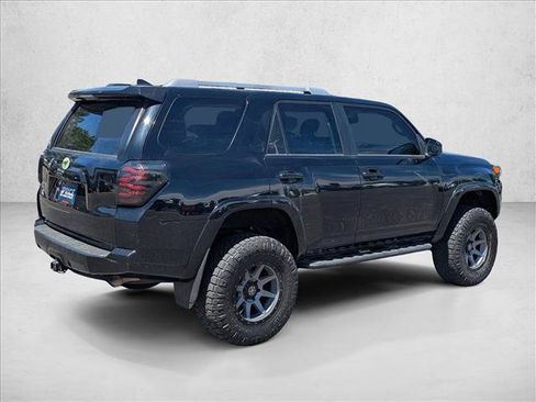 Used 2018 Toyota 4Runner SR5 AWD/4WD image 5