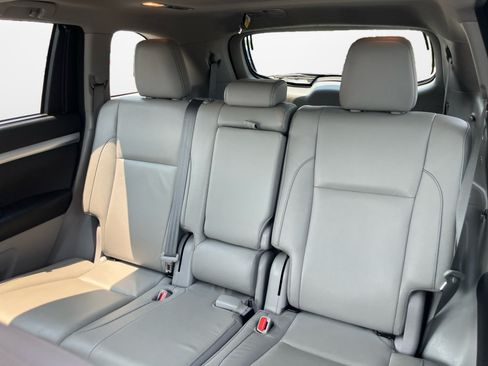 Used 2018 Toyota Highlander XLE AWD/4WD image 15